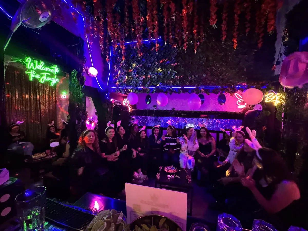 Interior del Club de Princesas Santiago con neones rosa