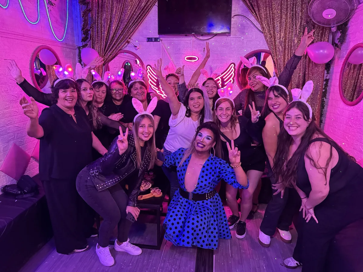 Grupo grande con cotillon de orejas de coneja en Club de Princesas