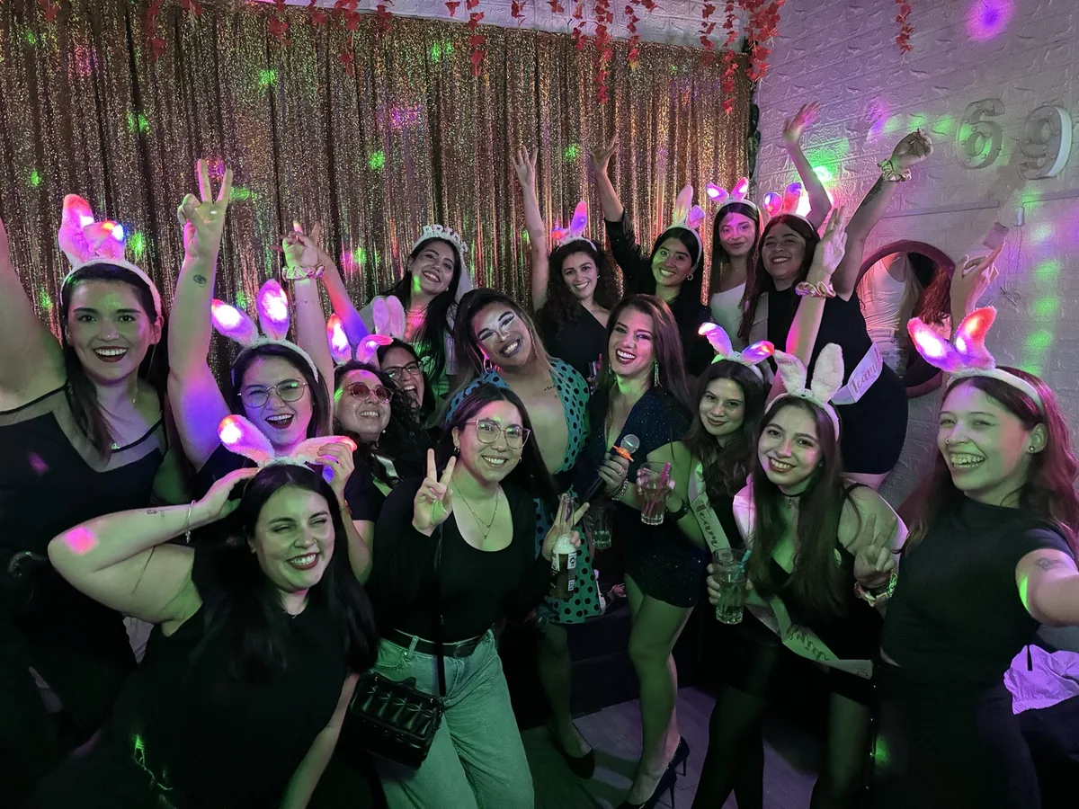 Grupo de amigas con cotillon en Club de Princesas despedida de soltera