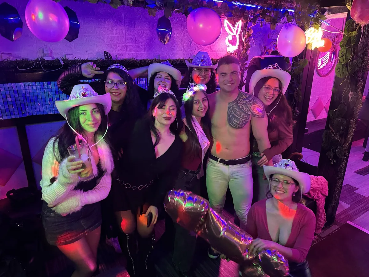 Cotillon de sombreros vaqueros en una despedida de soltera en Santiago