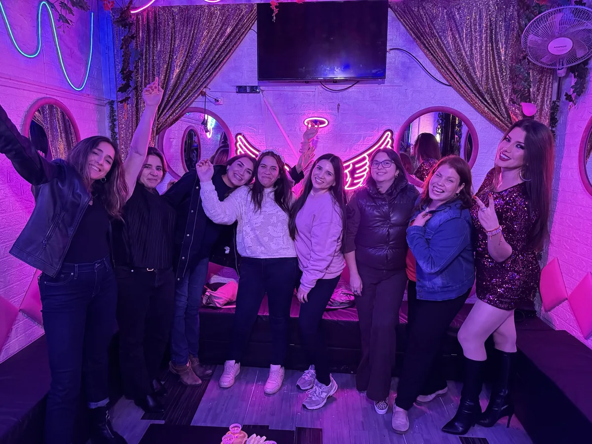 Grupo de amigas con los brazos arriba en Club de Princesas Santiago