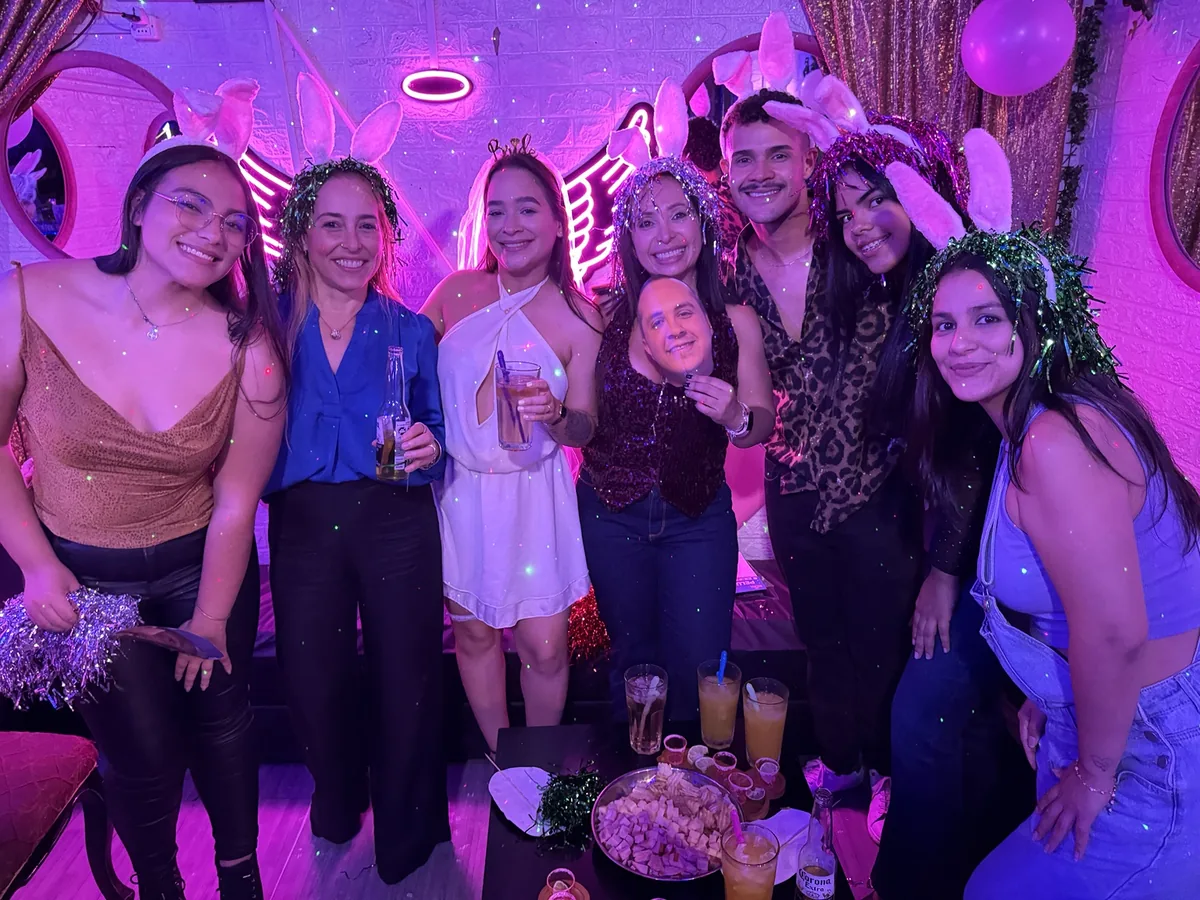 Grupo grande celebrando en Club de Princesas Santiago 2026