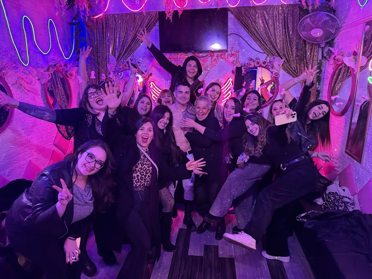 Grupo numeroso celebrando una despedida de soltera en Club de Princesas