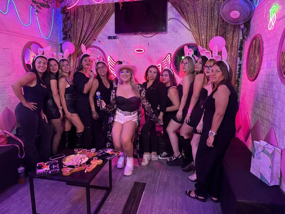 Novia con microfono en el karaoke del Club de Princesas Santiago
