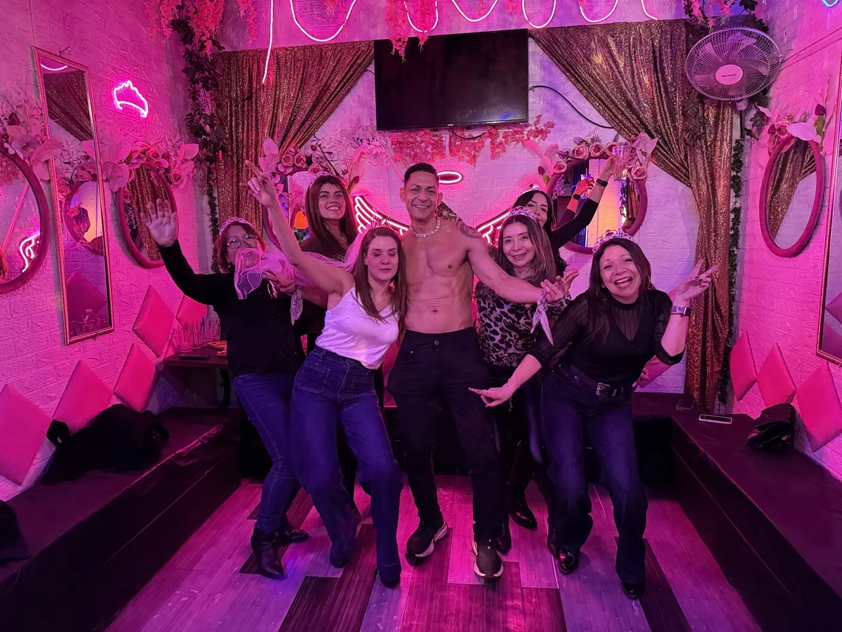 Show de vedetto en una despedida de soltera en Santiago 2026