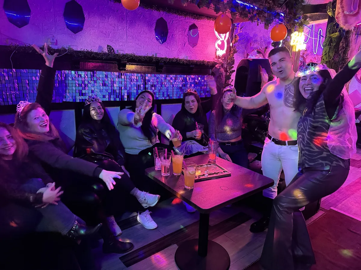 Vedetto haciendo show en la mesa de un grupo en Club de Princesas