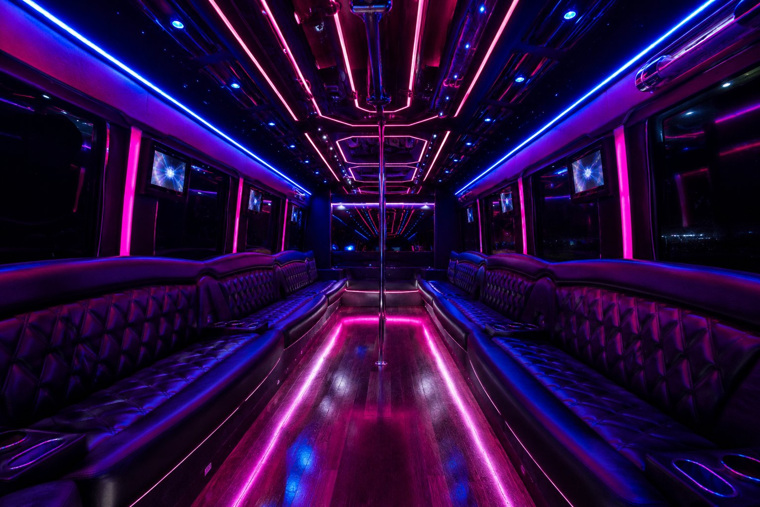 Interior de un bus discoteque con caño de baile y luces LED en Santiago
