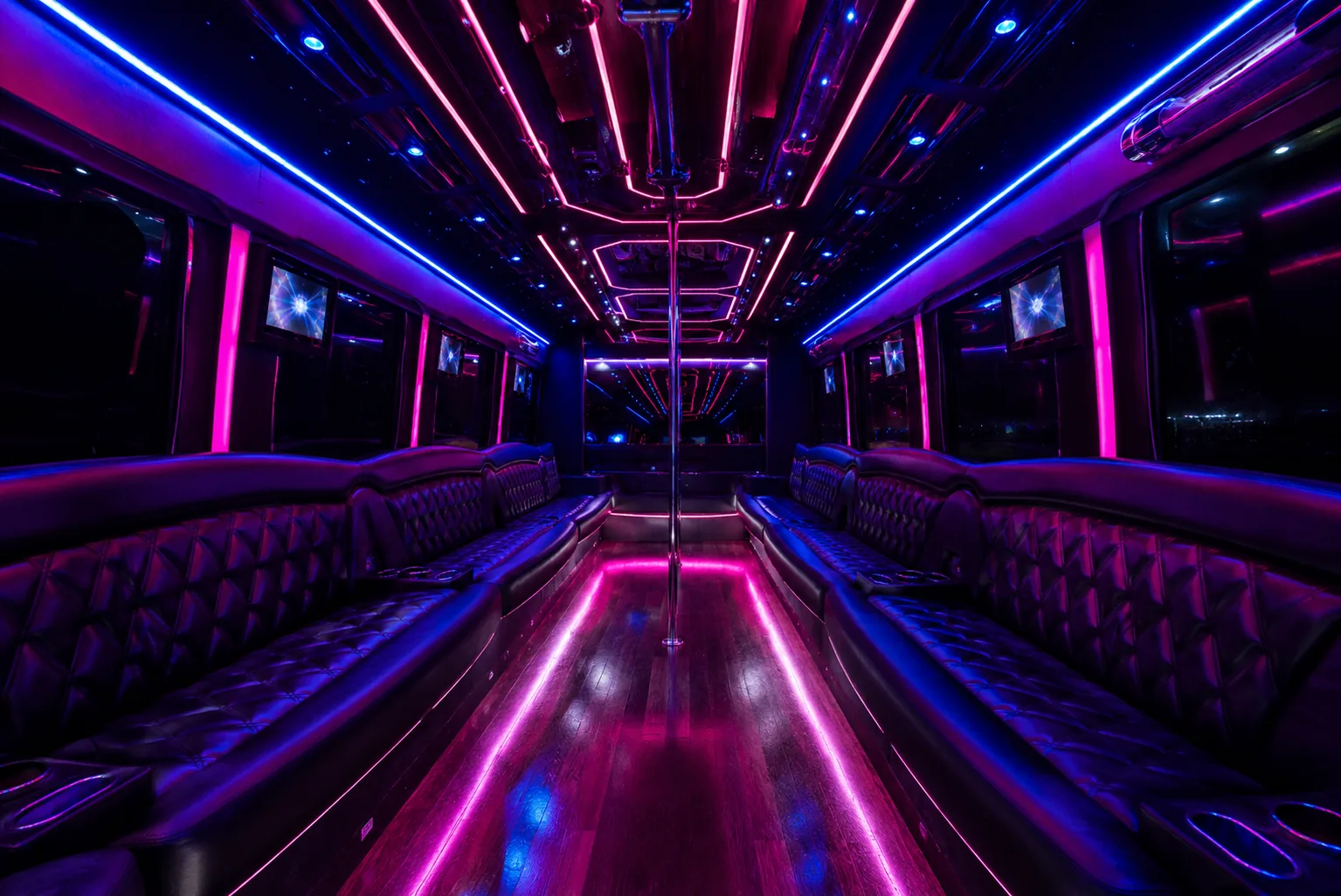 Interior de un bus discoteque con caño de baile y luces LED en Santiago