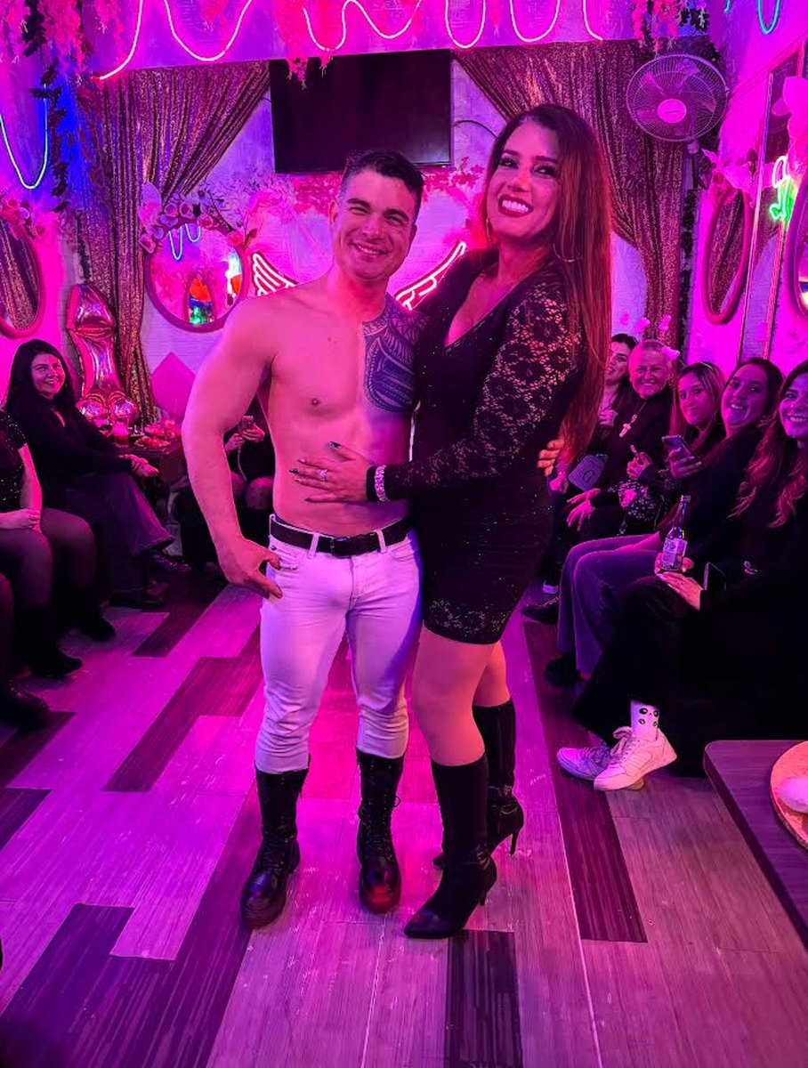 Cata Ziegler animando una noche en el Club de Princesas junto a un vedetto